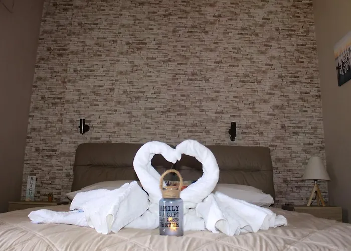 Marinos At Lourdata Village דירה