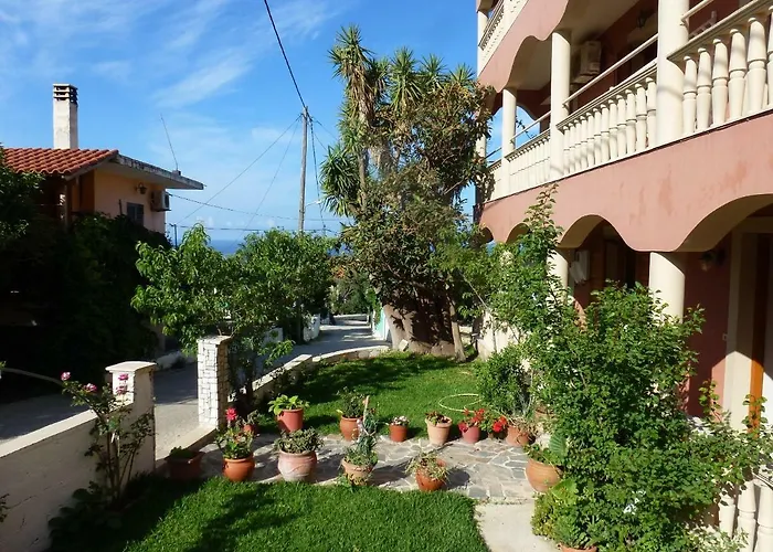 Marinos At Lourdata Village דירה